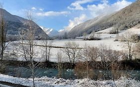 Entre Montagne Et Riviere